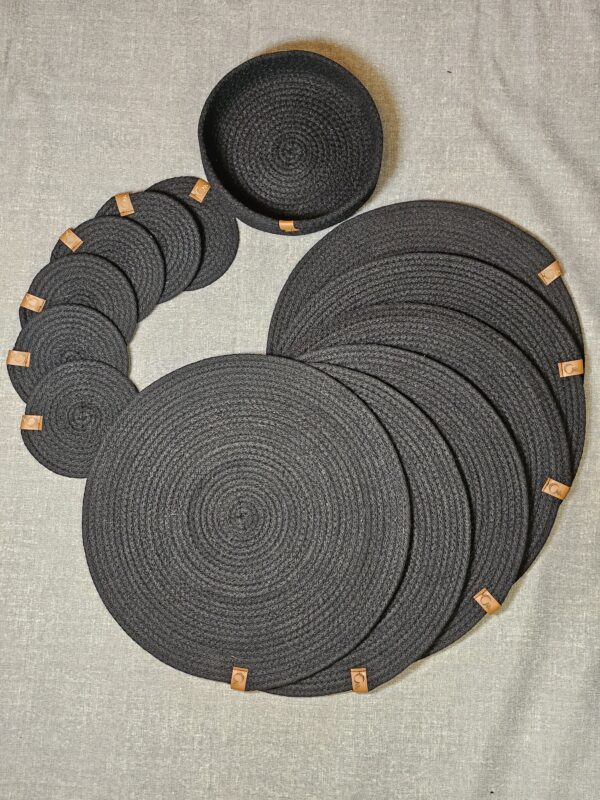 20250924_171732 Combo Negro Individuales + Posavasos + Cesta Artesanal