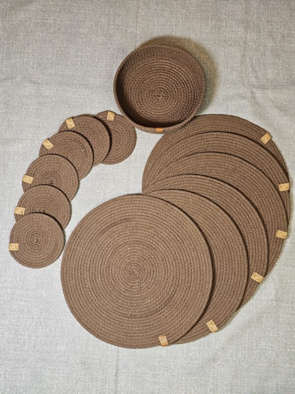 20250924_172628 Combo Marrón Argentino Individuales + Posavasos + Cesta Artesanal