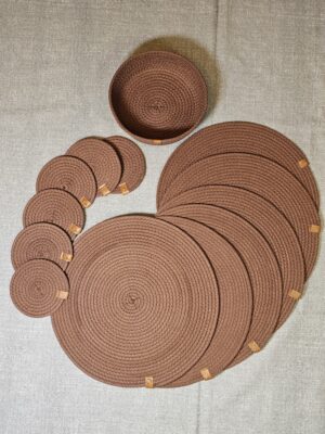 Combo Marrón Africano Individuales + Posavasos + Cesta Artesanal