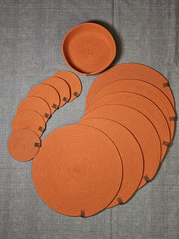 20250924_180604 (1) Combo Naranja Individuales + Posavasos + Cesta Artesanal